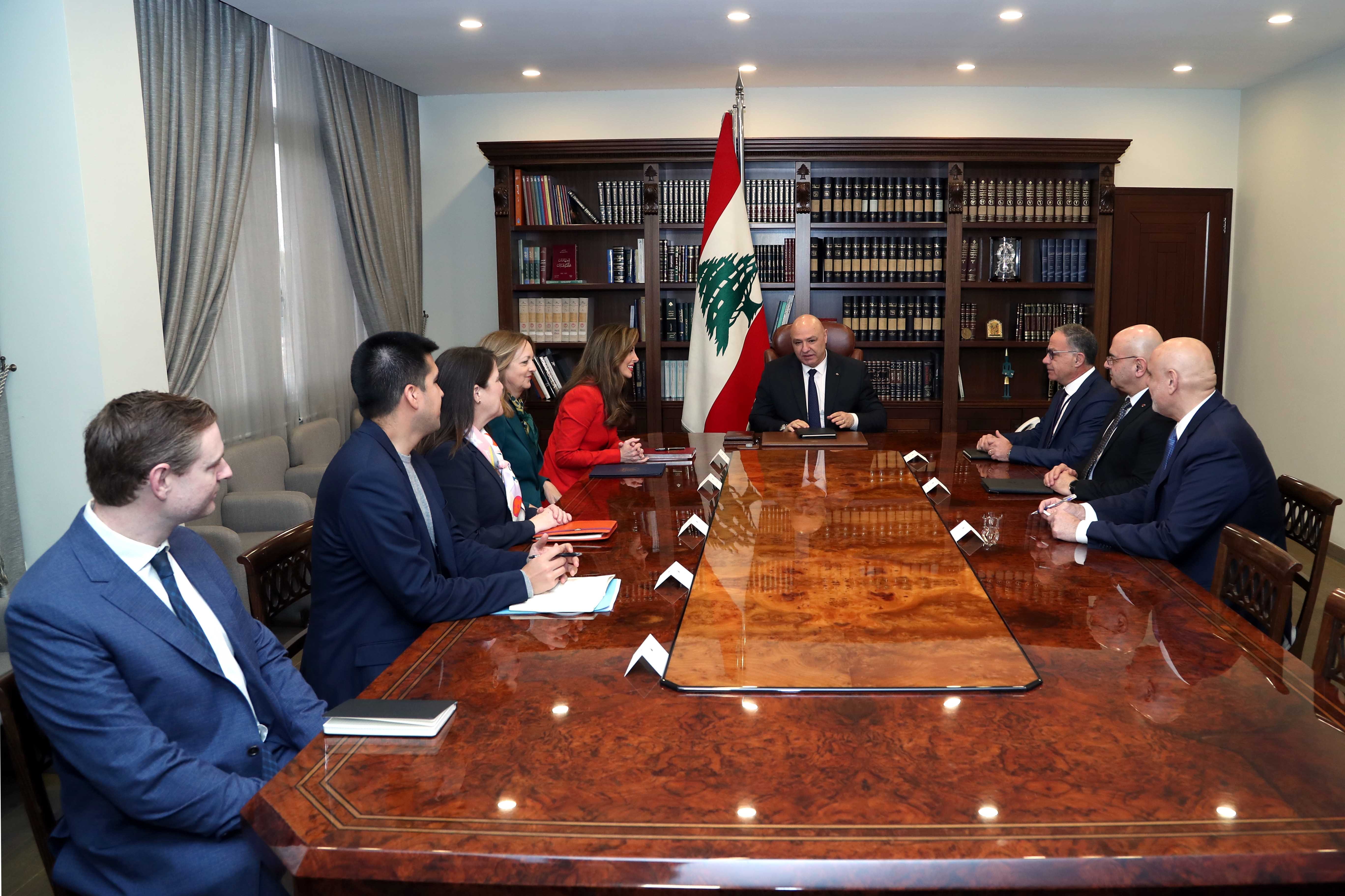 الرئيس عون استقبل  نائبة المبعوث الأميركي الخاص للشرق الأوسط: الاستقرار الدائم في الجنوب رهن بإنجاز الانسحاب الاسرائيلي وتطبيق القرار ١٧٠١ واطلاق الاسرى اللبنانيين جزء من اتفاق 27 تشرين الثاني الماضي 